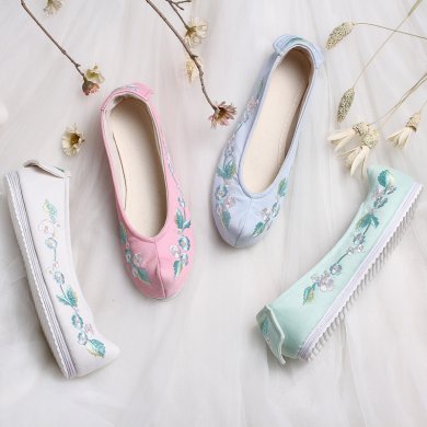 花朵刺繡翹頭鞋，復(fù)古民族風(fēng)繡花鞋
