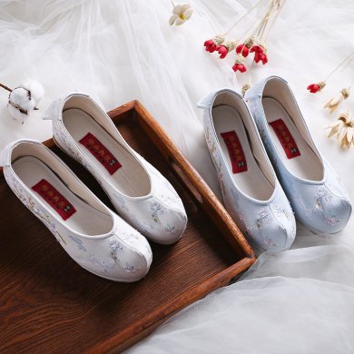 梅花鹿刺繡內(nèi)增高翹頭鞋，復(fù)古繡花鞋