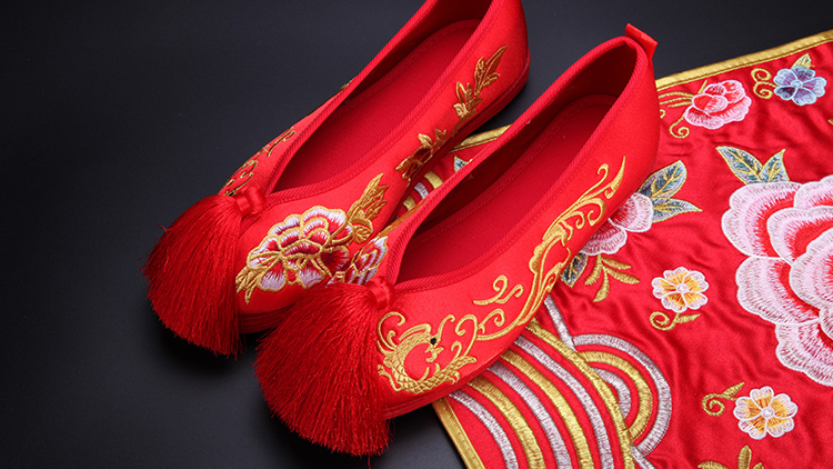 千層平底繡花鞋，流蘇新娘結(jié)婚鞋