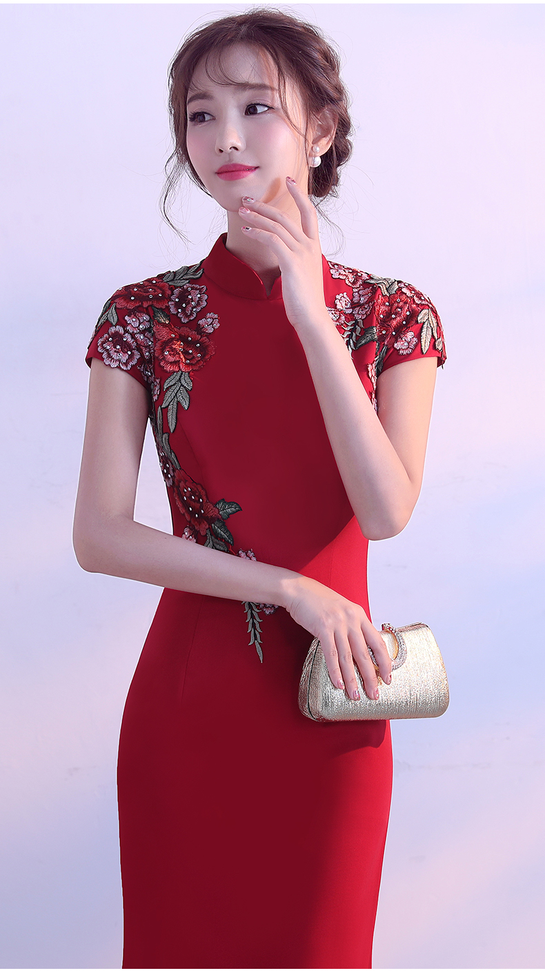 紅色刺繡貼花中式禮服，修身魚尾長(zhǎng)款晚禮服
