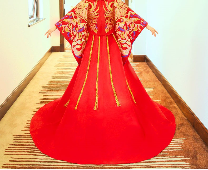 古典高貴刺繡新娘禮服，拖尾結(jié)婚中式禮服
