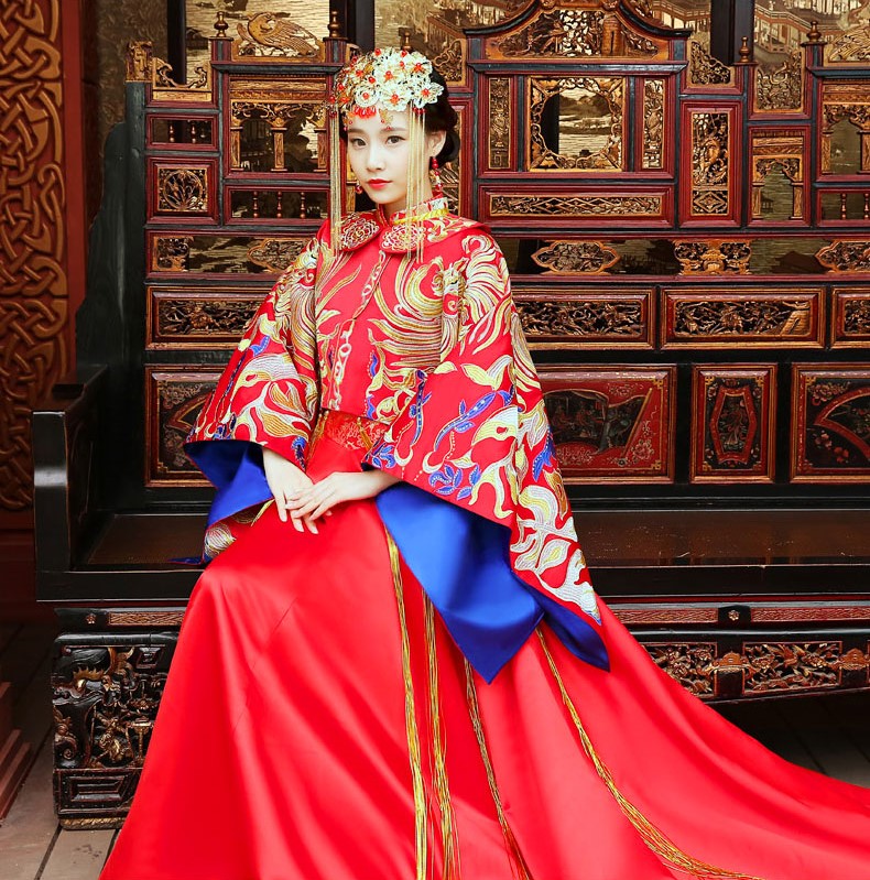 古典高貴刺繡新娘禮服，拖尾結(jié)婚中式禮服