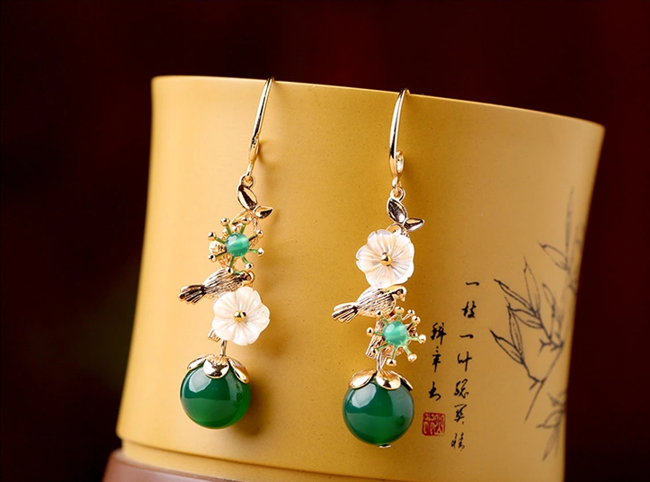 中國風(fēng)金屬小鳥吊墜復(fù)古綠瑪瑙貝殼花耳環(huán)