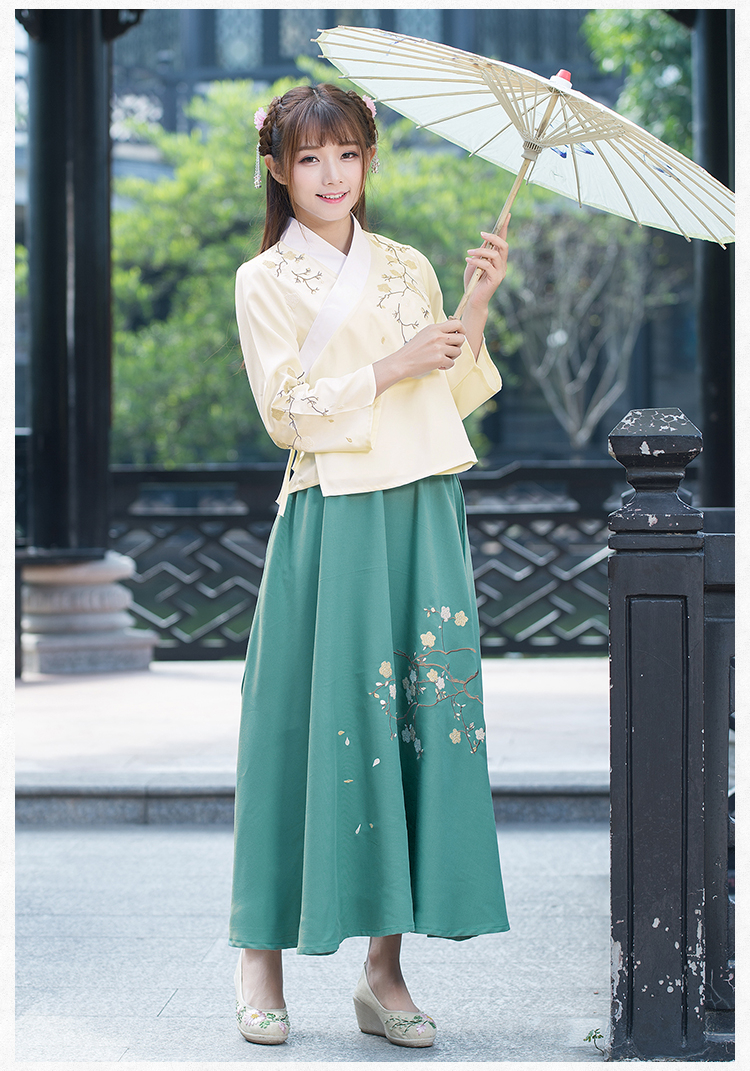 充滿(mǎn)古典韻味的改良漢服古裝圖片