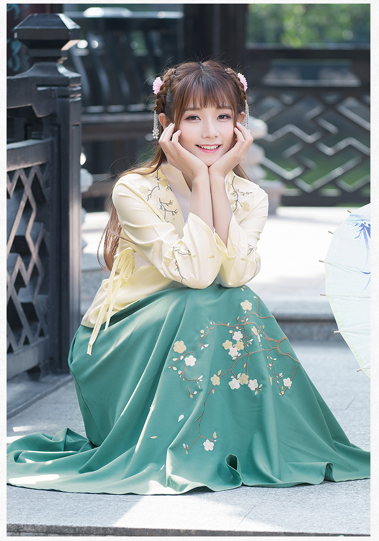 充滿(mǎn)古典韻味的改良漢服古裝圖片
