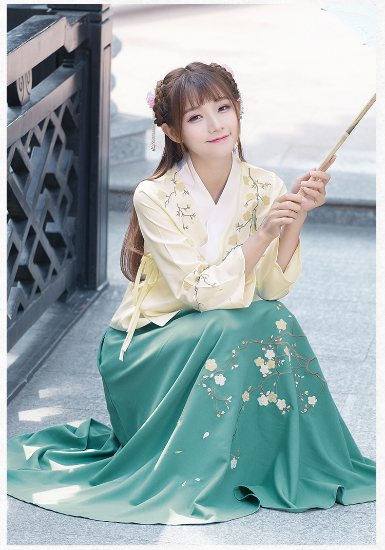 充滿(mǎn)古典韻味的改良漢服古裝圖片