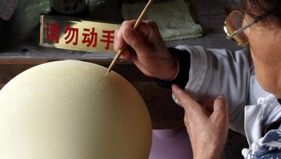 粉彩扒花工藝：細(xì)膩絕妙的陶瓷工藝！