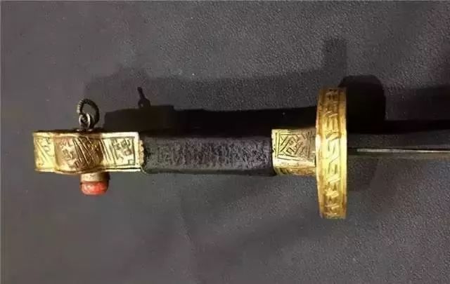老牧民手中的藏刀，古代兵器太美!