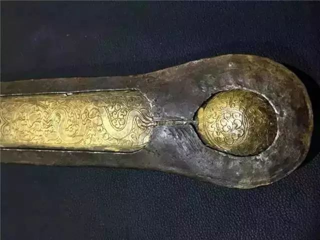 老牧民手中的藏刀，古代兵器太美!