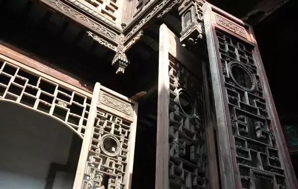 品味木雕藝術(shù)：感受中式老房的匠心之美！