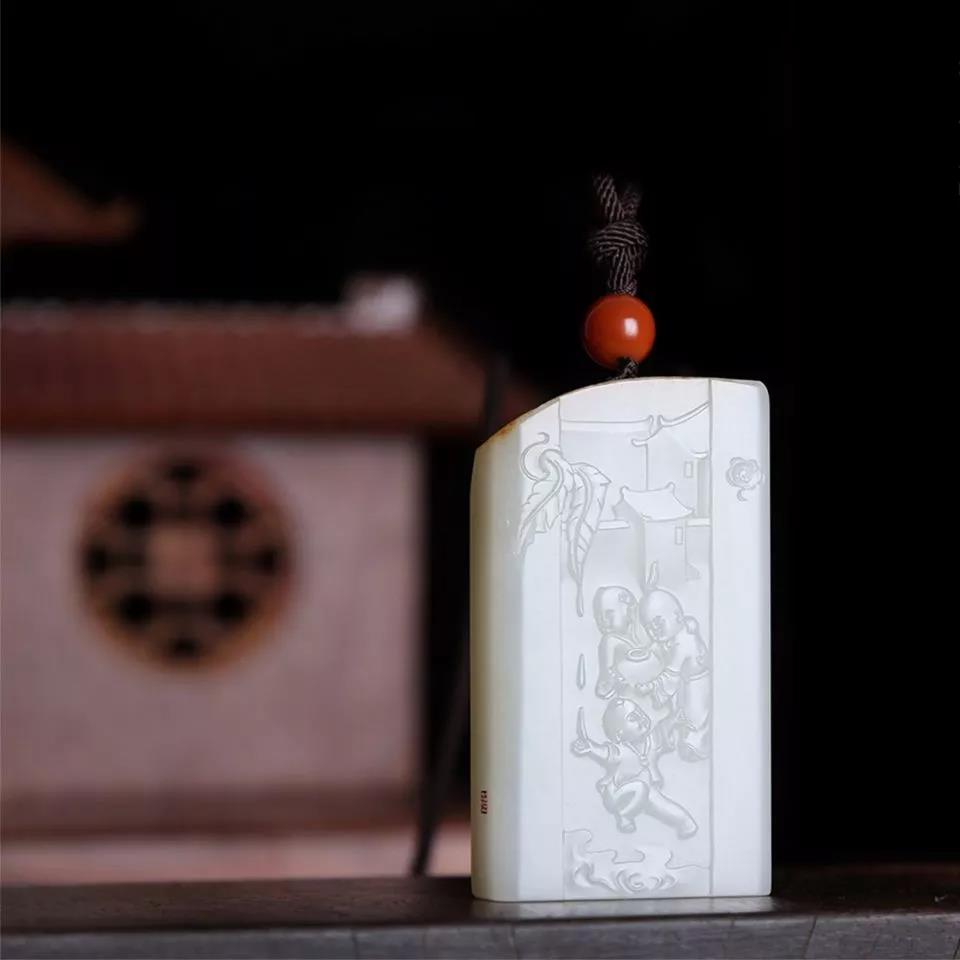 探討和田玉玉牌：和田玉規(guī)則牌形卻有一缺口？