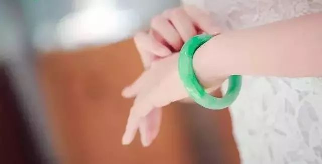 手串怎么戴？左戴玉右戴銀養(yǎng)生更養(yǎng)人！