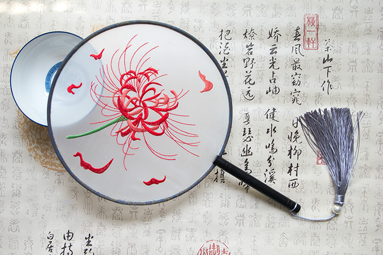 嬌艷彼岸花刺繡古風(fēng)團(tuán)扇，復(fù)古繡花工藝扇子