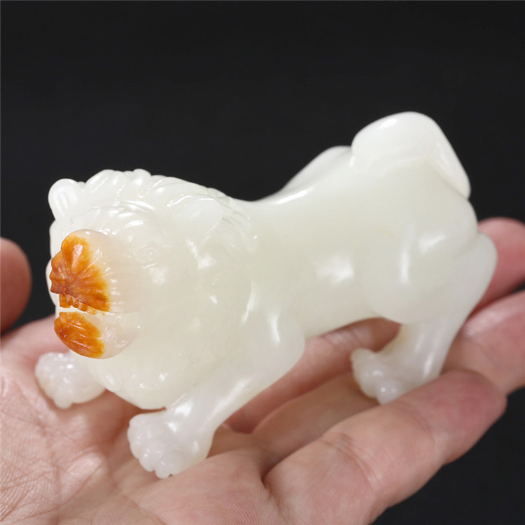 天然籽料真皮獅子手玩件，百獸之王白玉擺件