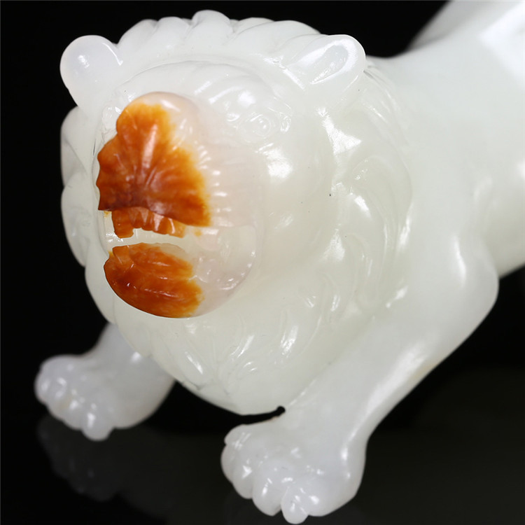 天然籽料真皮獅子手玩件，百獸之王白玉擺件