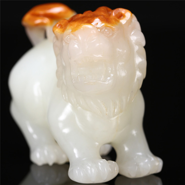 天然籽料真皮獅子手玩件，百獸之王白玉擺件