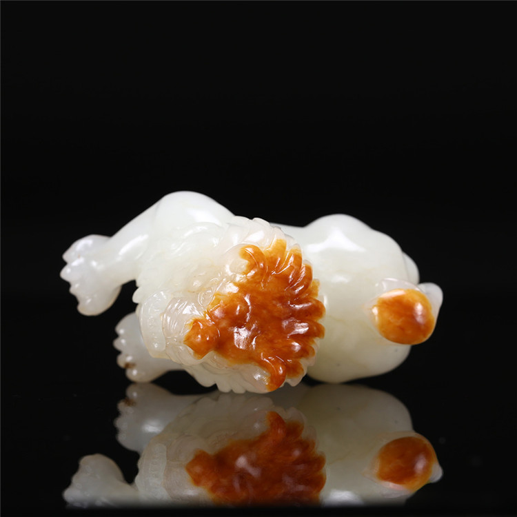 天然籽料真皮獅子手玩件，百獸之王白玉擺件