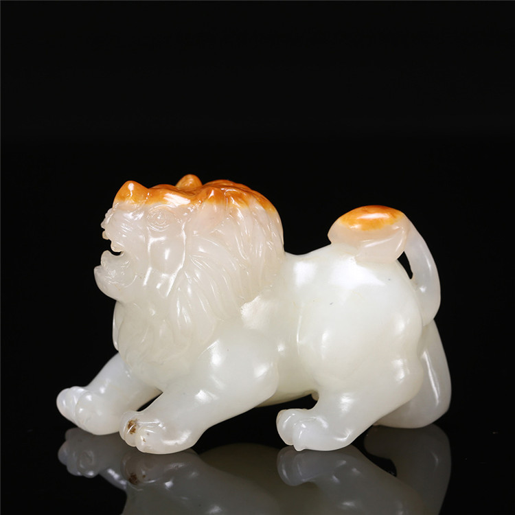 天然籽料真皮獅子手玩件，百獸之王白玉擺件