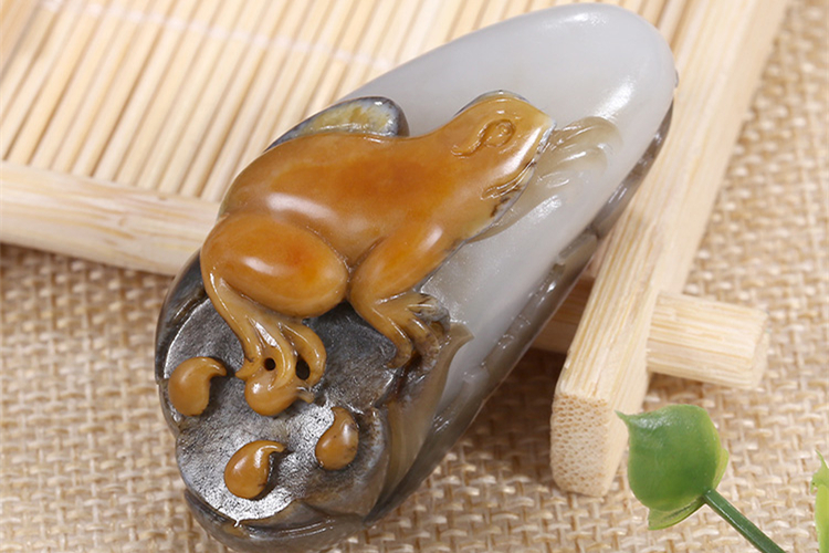 呱呱來財(cái)天然玉石掛件，新疆和田玉青蛙手把件