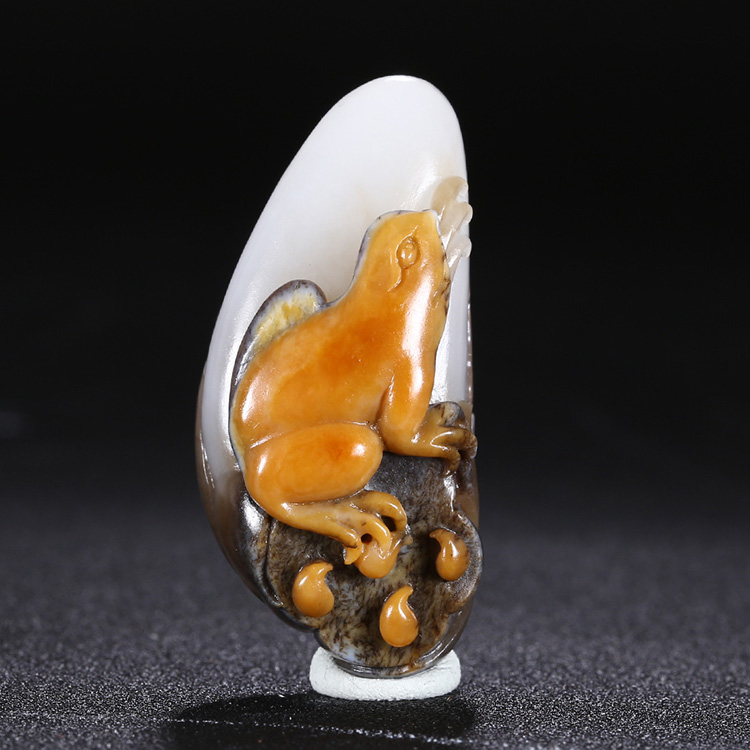 呱呱來財天然玉石掛件，新疆和田玉青蛙手把件