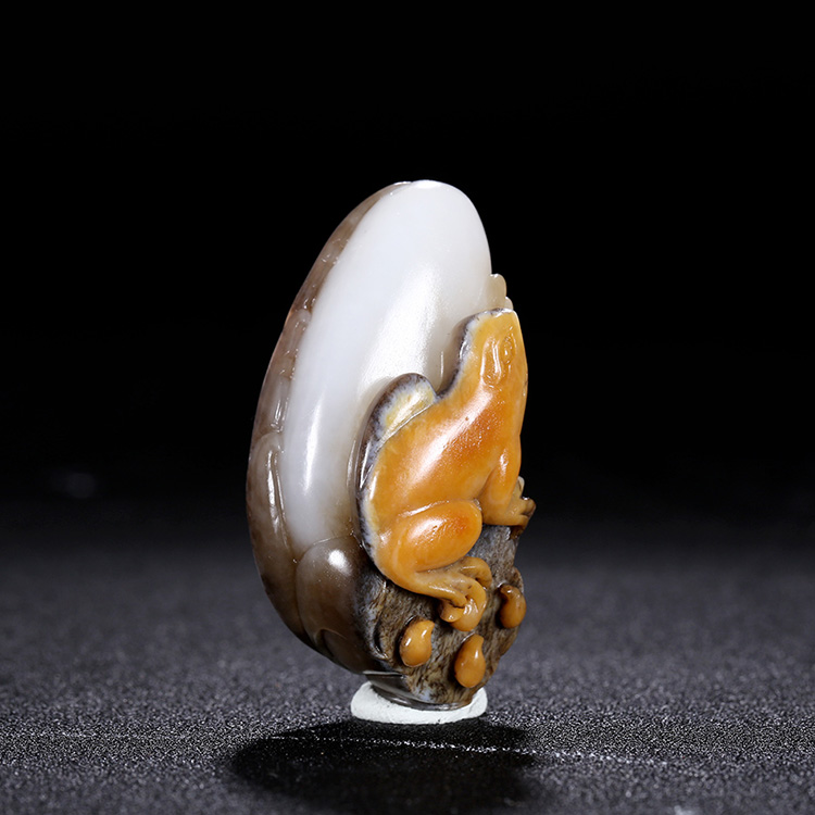 呱呱來財天然玉石掛件，新疆和田玉青蛙手把件