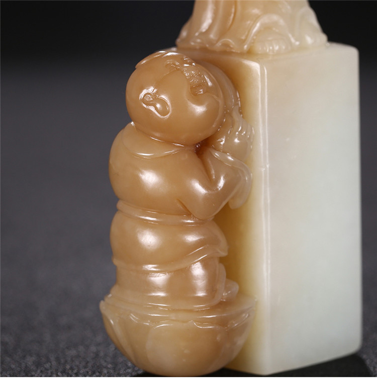 童子拜觀音白玉印章，立體圓雕和田玉手把件