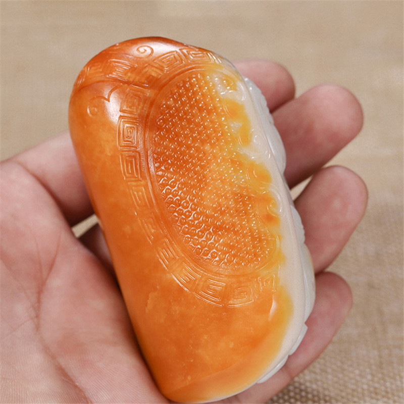 瑞獸納吉新疆和田玉手把件，精致白玉籽料雕刻