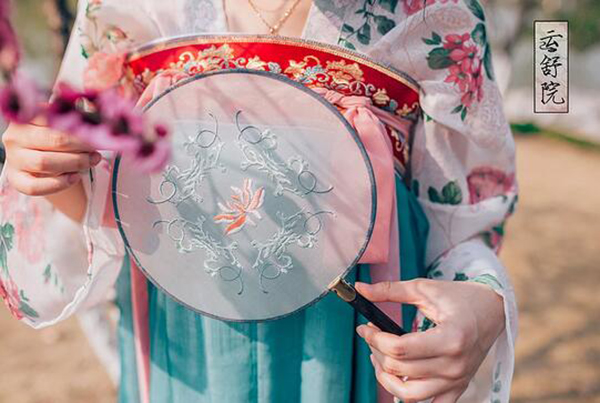 中國風(fēng)繡花簡約清新團(tuán)扇
