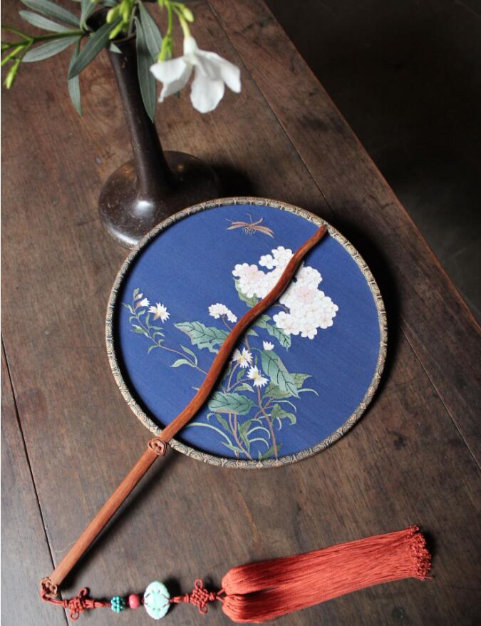 中國(guó)風(fēng)藍(lán)底繡球花緙絲團(tuán)扇