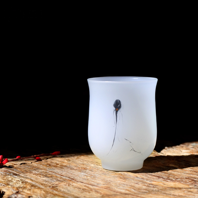 品茶聞香，白玉琉璃杯