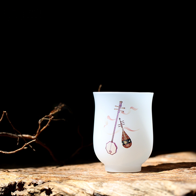 品茶聞香，白玉琉璃杯