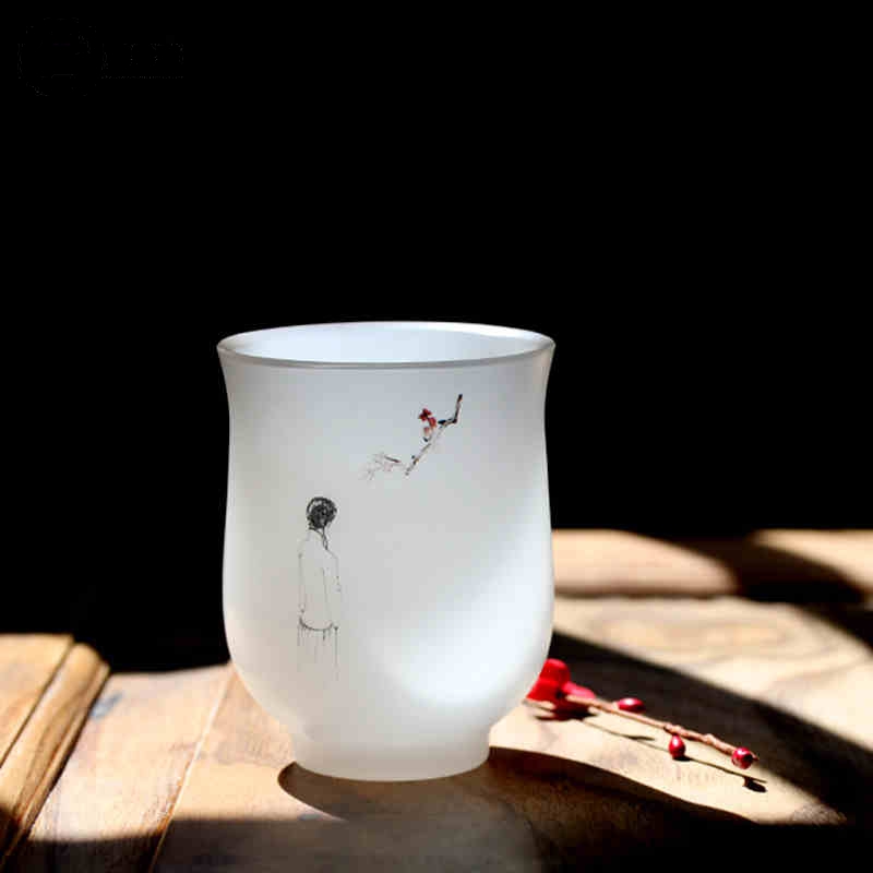 品茶聞香，白玉琉璃杯