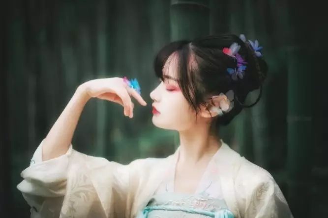 古裝攝影，山際見來煙，竹中窺落日