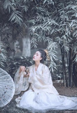 古裝攝影，山際見來煙，竹中窺落日