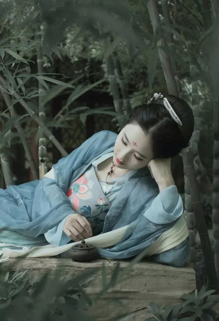 古裝攝影，山際見來煙，竹中窺落日