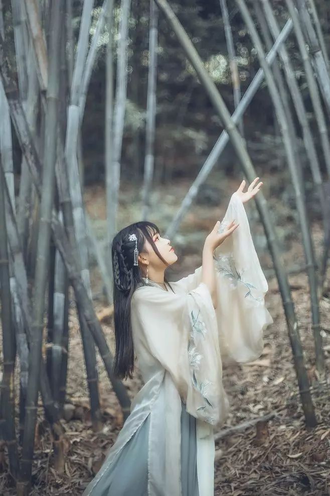 古裝攝影，山際見來煙，竹中窺落日