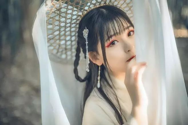 古裝攝影，山際見來煙，竹中窺落日