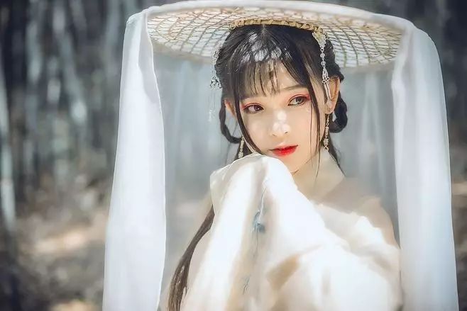 古裝攝影，山際見來煙，竹中窺落日