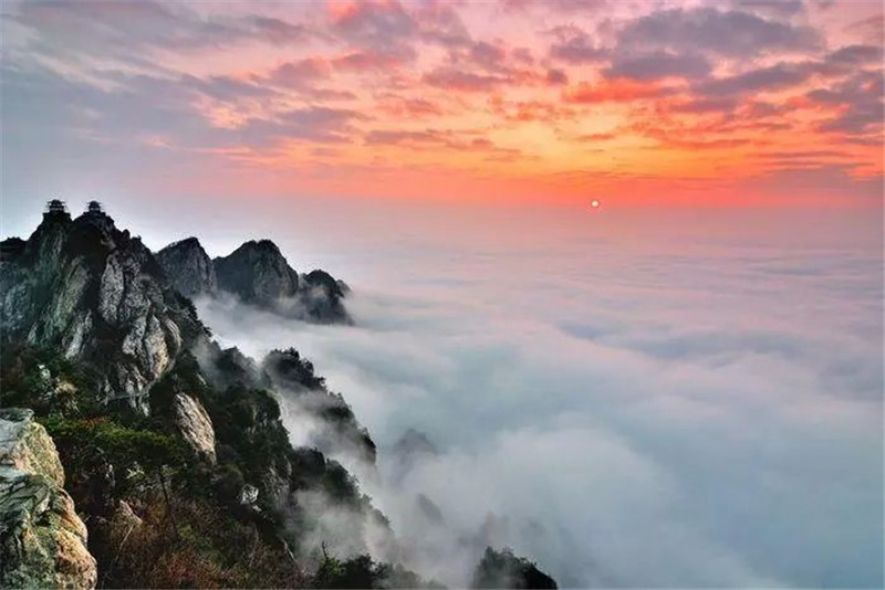 洛陽(yáng)欒川老君山云霧中如仙境