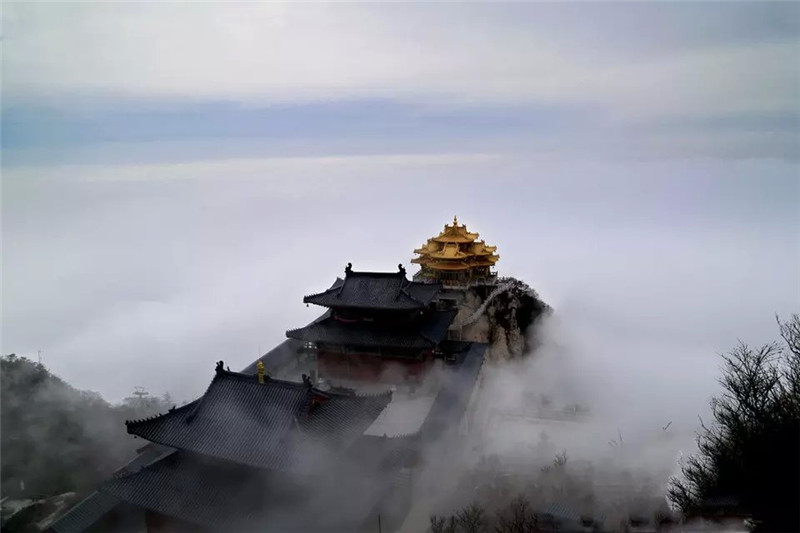 洛陽(yáng)欒川老君山云霧中如仙境