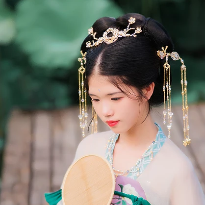 荷香滿溢女生頭像，持扇古風(fēng)頭像