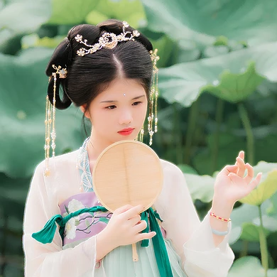 荷香滿溢女生頭像，持扇古風(fēng)頭像