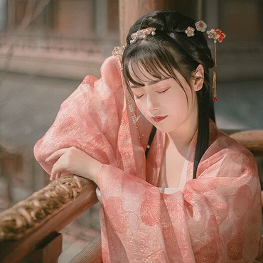 文藝粉紗裙帶傘女生頭像，唯美古風真人頭像