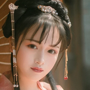 文藝粉紗裙帶傘女生頭像，唯美古風真人頭像