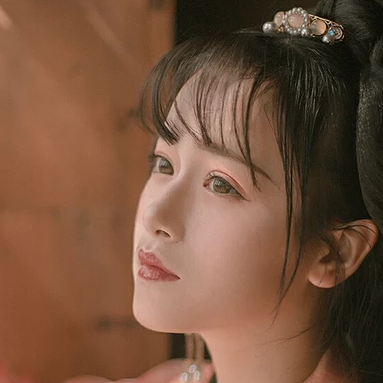 文藝粉紗裙帶傘女生頭像，唯美古風真人頭像