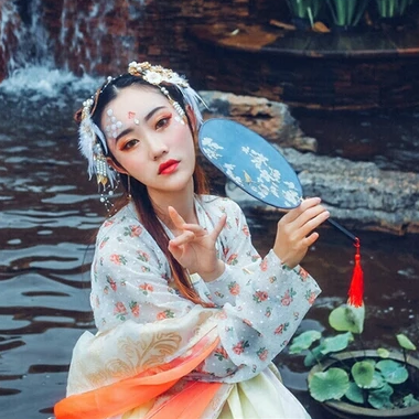 夢(mèng)如煙持團(tuán)扇女生頭像，唯美古風(fēng)真人頭像