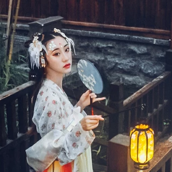 夢(mèng)如煙持團(tuán)扇女生頭像，唯美古風(fēng)真人頭像