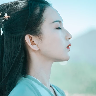 清風(fēng)徐來(lái)帶斗笠折扇女生頭像，唯美古風(fēng)頭像
