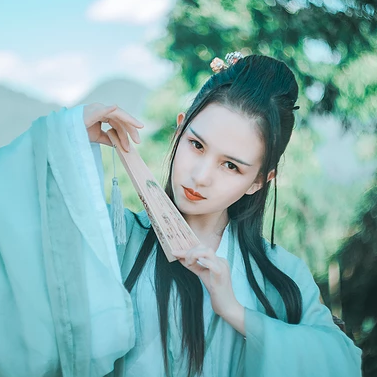 清風(fēng)徐來(lái)帶斗笠折扇女生頭像，唯美古風(fēng)頭像