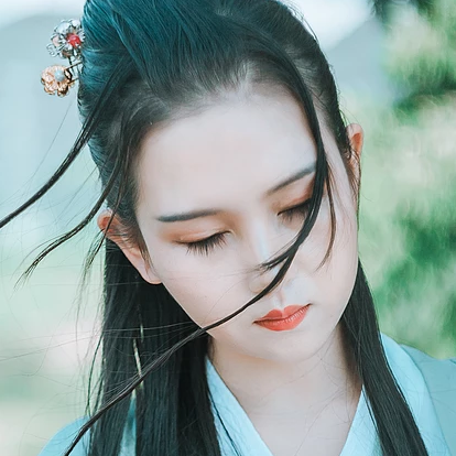 清風(fēng)徐來(lái)帶斗笠折扇女生頭像，唯美古風(fēng)頭像
